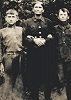 Мц. Наталия Карих с сыновьями. Фотография. Сер. 30-х гг. XX в.