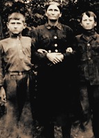 Мц. Наталия Карих с сыновьями. Фотография. Сер. 30-х гг. XX в.
