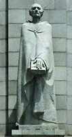 Мхитар Гош. Скульптура перед фасадом Матенадарана в Ереване. 50-е (?) гг. ХХ в. Скульптор Г. Чубарян