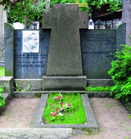 Надгробие А. И. Сумбатова-Южина. 1928 г. Скульптор В. Н. Домогацкий (Новодевичье кладбище, Москва)
