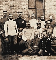 Кликните для увеличения картинки Диак. Никита Алмазов (3-й слева) среди офицеров штаба Главнокомандующего рус. войсками в Маньчжурии. Фотография. 1905 г.