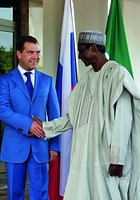 Президент РФ Д. А. Медведев и Президент Нигерии Умару Яр-Адуа в Абудже. Фотография. 2009 г.