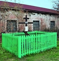 Кликните для увеличения картинки Поклонный крест над предполагаемой моги-лой священномучеников Нестора Гудзовского и Георгия Бегмы в с. Колчеданском. Фотография. 10-е гг. ХХI в.