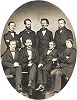 Т. Нёльдеке (крайний справа в нижнем ряду) с коллегами в Берлине. Фотография. 1860 г. (Национальная б-ка Норвегии)