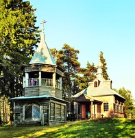 Колокольня и ц. Воскрешения прав. Лазаря на месте часовни «футляра». Фотография. 2016 г.