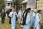 Крестный ход во главе с митр. Петрозаводским Константином в престольный праздник Успения Пресв. Богородицы и в день торжества в честь 625-летия преставления прп. Лазаря Муромского. Фотография. 2016 г.