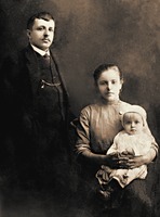 Кликните для увеличения картинки Мч. Никифор Петрович Зайцев с семьей. Фотография. 20-е гг. XX в.