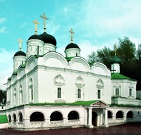 Собор в честь Благовещения Пресвятой Богородицы (1647–1649), справа ц. во имя прп. Сергия Радонежского (1690). Фотография. 10-е гг. XXI в.