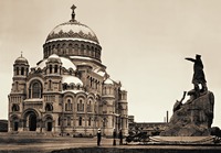 Никольский Морской собор и памятник адмиралу С. О. Макарову. Фотография. Ок. 1914 г.