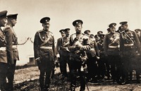 Имп. Николай II на освящении ц. мч. Иоанна Воина в летнем лагере Лейб-гвардии Уланского полка. Фотография А. А. Оцупа. 1914 г.