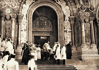 Имп. Николай II с семьей на освящении собора. Фотография. 1913 г.