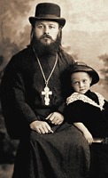 Сщмч. Николай Кандауров, свящ., с дочерью. Фотография. 10-е гг. XX в.