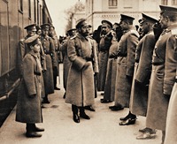 Имп. Николай II с цесаревичем Алексием прибыли в Ставку. Фотография. 1915 г.