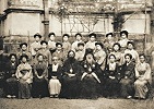 Свт. Николай (Касаткин) и еп. Сергий (Тихомиров), с выпускницами жен. школы миссии. Фотография. 1910 г.