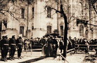 Имп. Мария Феодоровна направляется из собора к памятнику погибшим в Цусимском сражении. Фотография. 1908 г.