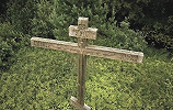 Крест на месте храма Успенского скита. Фотография. 2018 г.