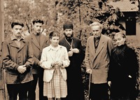 Кликните для увеличения картинки Осоргины (слева направо): Николай Михайлович, Сергей Михайлович, Иулиания Михайловна, иеромон. Афанасий (Михаил Михайлович — сын), Михаил Михайлович, Елена Николавна (урожд. Муравьёва). Фотография. 1946–1947 гг.