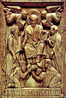 Имп. Оттон I с имп. Адельгейдой и Оттоном II, припадающие к Иисусу Христу. Рельеф. 2-я пол. X в. (Кастелло-Сфорцеско, Милан)