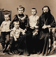 Кликните для увеличения картинки Свящ. сщмч. Павел Малиновский с семьей. Фотография. 10-е гг. XX в.