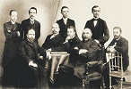 П. А. Петров-Бояринов (стоит 1-й слева) с учениками и сотрудниками С. В. Смоленского (сидит 2-й справа). Фотография. 1-я пол. 1900-х гг.
