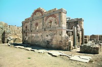 Базилика (ок. V в.) и крестово-купольный храм в порту Сиде.