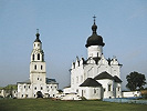 Никольская церковь с трапезной и службами (1556) и Успенский собор (1560–1561) Успенского Свияжского мон-ря. Фотография. 2018 г. Фото: М. Маханько
