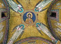 Иисус Христос в медальоне, поддерживаемом ангелами. Мозаика свода капеллы Сан-Дзено. 817–824 гг. Фото: В. Е. Сусленков