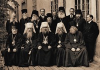 Митр. Феофил (Пашковский), митр. Евлогий (Георгиевский), Патриарх Сербский Варнава (Росич), митр. Анастасий (Грибановский), еп. Димитрий (Вознесенский) (в 1-м ряду) после совещания в Патриаршем дворце в Сремски-Карловци. Фотография. 1935 г.