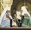 Патриарх Московский и всея Руси Алексий II и Первоиерарх РПЦЗ митр. Восточноамериканский и Нью-Йоркский Лавр во время подписания Акта о каноническом общении РПЦ и РПЦЗ в храме Христа Спасителя в Москве. Фотография. 2007 г.