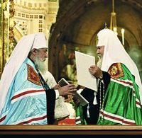 Патриарх Московский и всея Руси Алексий II и Первоиерарх РПЦЗ митр. Восточноамериканский и Нью-Йоркский Лавр во время подписания Акта о каноническом общении РПЦ и РПЦЗ в храме Христа Спасителя в Москве. Фотография. 2007 г.