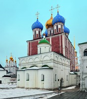 Архангельский (2-я четв. XVI в.) и Успенский (1693–1699) соборы Рязанского кремля. Фотография. 2016 г. Фото: А. В. Слёзкин
