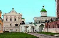 Палаты рязанских архиерееев (сер. XVII в., XVIII–XIX вв.) и Архангельский собор (2-я четв. XVI в.) в Рязанском кремле. Фотография. 2020 г. Фото: В. Е. Сусленков