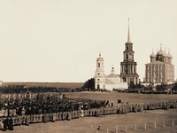 Молебен на Ильинской (ныне Соборная) площади во время празднования 800-летия Рязани. Фотография. 1895 г. Фото: В. Н. Либович