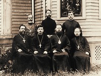 Прот. сщмч. Александр Хотовицкий (сидит 2-й слева), архиеп. Платон (Рождественский) (сидит 3-й слева), свт. Рафаил (Хававини), еп. Бруклинский (стоит 1-й слева). Свято-Тихоновский мон-рь. Фотография. Между 1907 и 1909 гг.