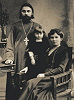 Сщмч. прот. Сергий Кудрявцев, с женой и дочерью. Фотография. 10-е гг. XX в.