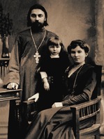 Сщмч. прот. Сергий Кудрявцев, с женой и дочерью. Фотография. 10-е гг. XX в.