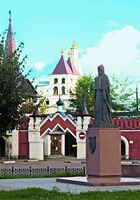 Памятник прп. Варлааму Серпуховскому у сев. ворот Введенского мон-ря. 2014 г. Скульптор Д. Кукколос. Фото: П. С. Ники-тин