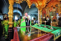 Патриарх Московский и всея Руси Кирилл у раки над захоронением преподобных Сергия и Германа Валаамских. Фотография. 2017 г. Фото: patriarchia.ru