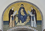 Богоматерь на престоле, с преподобными Сергием и Никоном Радонежскими. Мозаика на св. воротах Троице-Сергиевой лавры. 2014–2015 гг. Мозаичная мастерская ТСЛ под рук. П. П. Слободниченко, проект А. Н. Солдатова