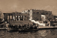 Высадка военных моряков у Графской пристани. Фотография. 1945 г. Фото: Е. Халдей