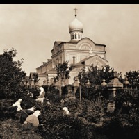 Монахини на садовых работах перед ц. в честь иконы Божией Матери «Живоносный Источник». Фотография М. Дмитриева. 1904 г.