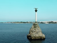 Вид на Севастополь и памятник затопленным кораблям. Фотография. 2020 г. Фото: В. Е. Сусленков