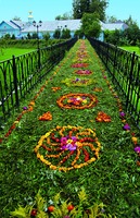 Канавка, украшенная к престольному празднику обители. Фотография. 2017 г. Фото: Я. Э. Зеленина