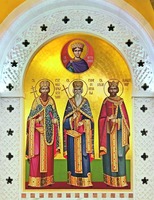 Блгв. имп Юстиниан и сербские святые: прп. Симон монах (Стефан Первовенчанный), прп. Симеон Мироточивый и блгв. кн. Иоанн-Владимир. Роспись крипты со-бора свт. Саввы Сербского. Фото: Диргела / Wikimedia Commons