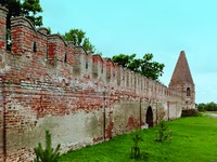 Стена и башня Преображенского монастыря в процессе реконструкции. Фотография. 10-е гг. XXI в. Фото. pikabu.ru
