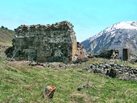 Руины церкви в с. Тли в Мамисонском ущелье Алагирского р-на. XI в. Фотография. 2010 г. Фото: Д. В. Белецкий