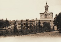 Игуменский (Больничный) корпус с Серафимо-Сергиевским храмом. 1882–1903 гг. Фотография М. Дмитриева. 1911 г.