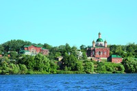 Вид на Сезёновский Иоанновский монастырь от р. Сквирни. Фотография. Нач. 20-х гг. XXI в. Фото: secenovo-mon.ru