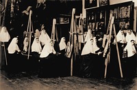 Сестры за работой в иконописной мастерской Серфимова Дивеевского мон-ря. Фотография. 1908 г.