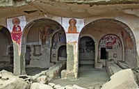 Преподобные Симеон Столпник (Младший) Дивногорец и Симеон Столпник (Старший). Роспись южного фасада мон-ря Удабно в Давид-Гаредже, Грузия. 80-е гг. XIII в.